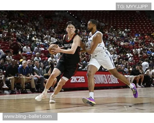 杨瀚森主动与阿夫迪亚交流翻译助力两人友好碰拳互动